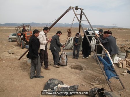 fig-26-removing-soil-from-qanat-img_5601-rwm